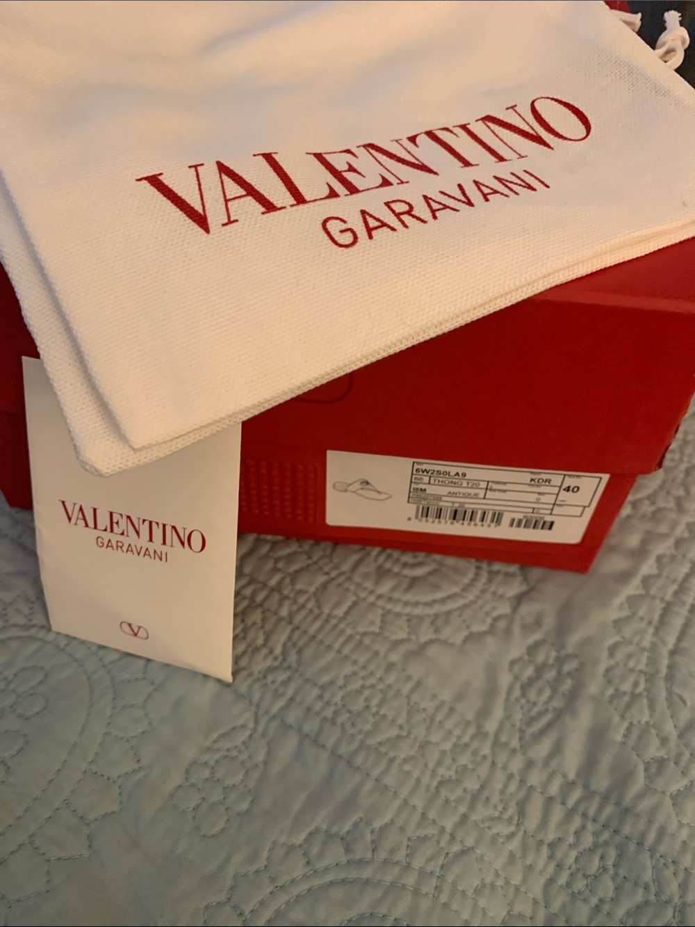 Valentino Garavani Metallic Gold Leather Thong Sandals with V Logo - Picture 6 of 8